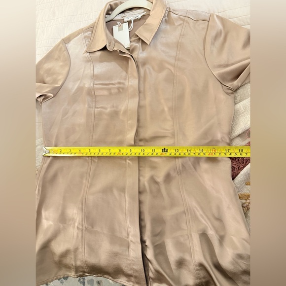 Good American Satin Fitted Button-Down Shirt in Champagne In Medium. - Picture 7 of 8